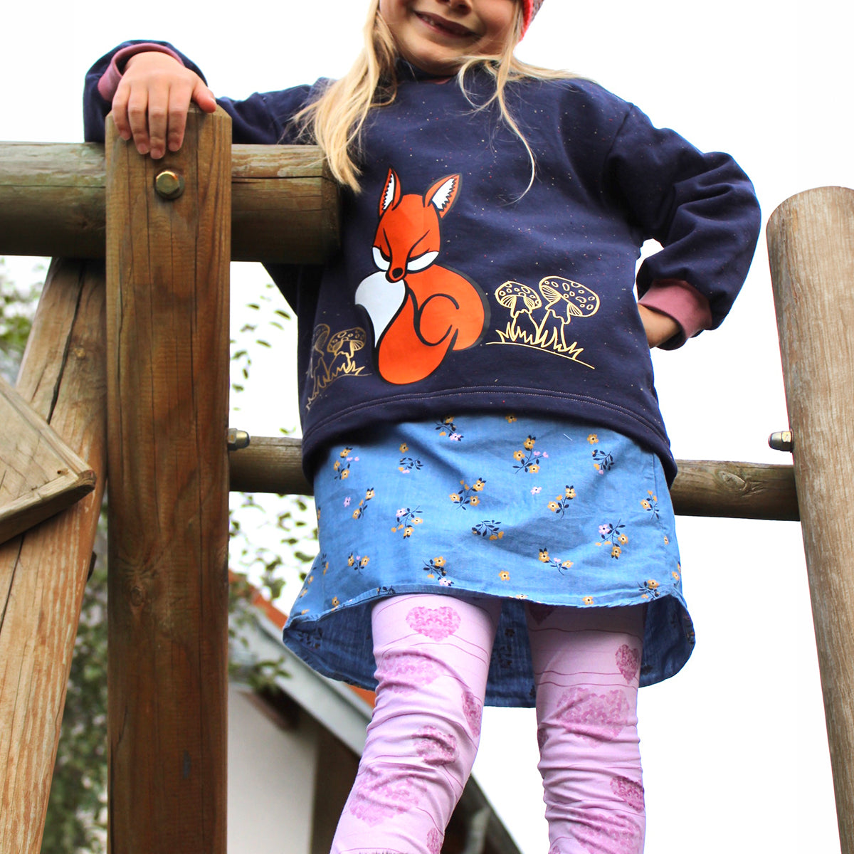 Herbstgrüße Plotterdatei – Fuchs mit goldenen Pilzen auf dunkelblauem Oversized Pulli, Mädchen auf dem Klettergerüst