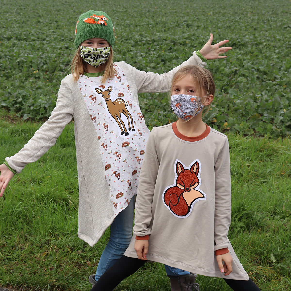 Herbstgrüße Plotterdatei – Reh als Stoffeinsatz und Fuchs als Glitzer-Applikation auf Lottis Drehkleid, zwei Mädchen mit passenden Stoffmasken