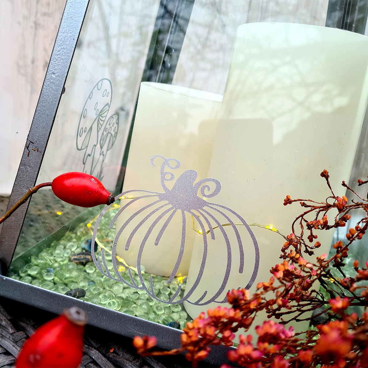 Herbstgrüße Plotterdatei – Kürbis und Pilze auf einer Glaslaterne mit Kerzen, dekoriert mit Hagebutten