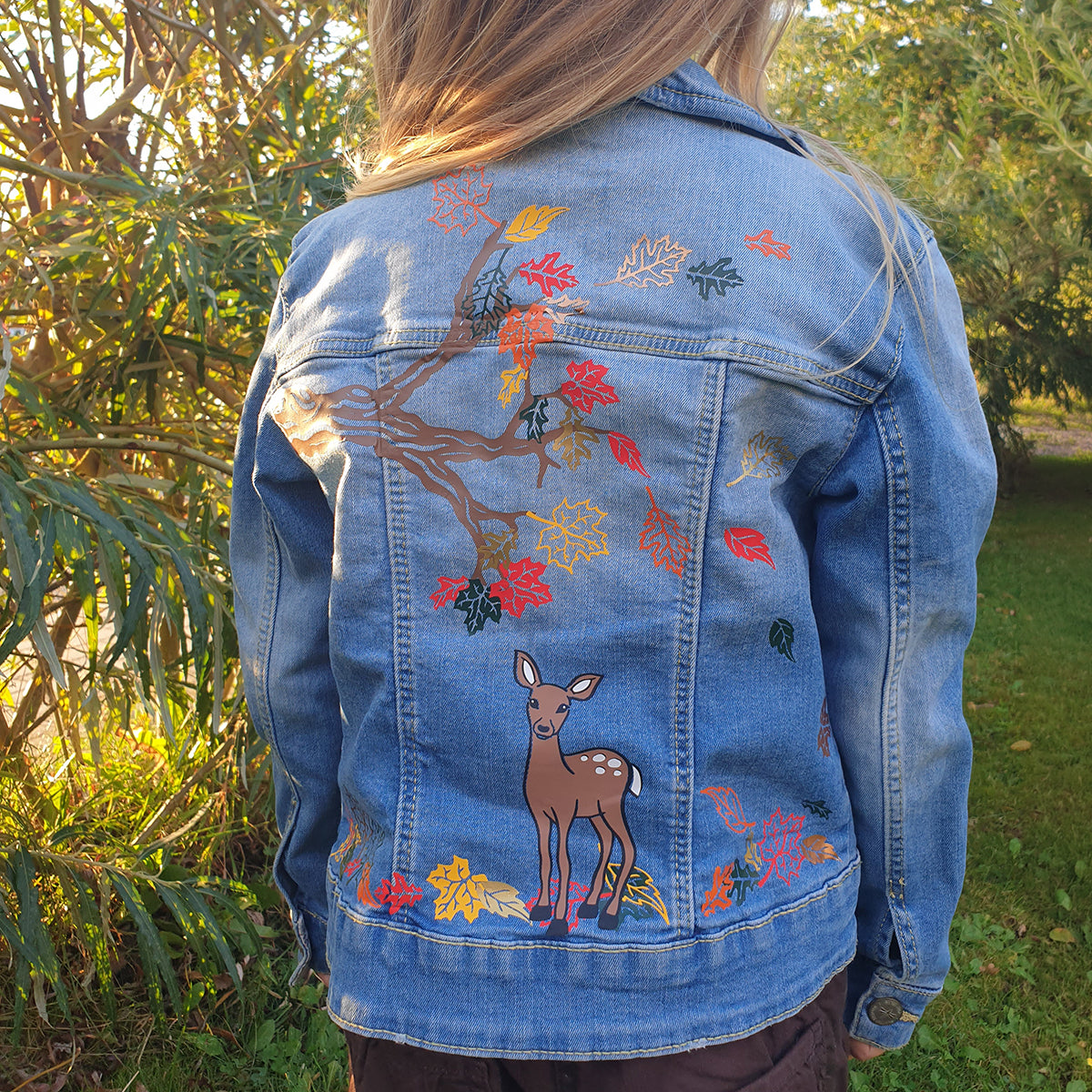 Herbstgrüße Plotterdatei – Reh mit Ast und bunten Herbstblättern auf dem Rücken einer Jeansjacke