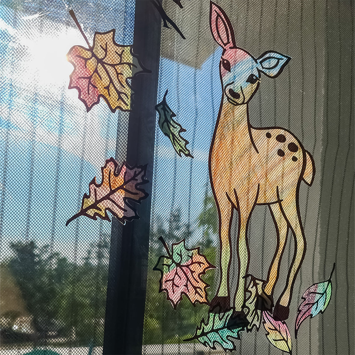 Herbstgrüße Plotterdatei – Reh und Herbstblätter als Fensterbild, von der Sonne durchleuchtet