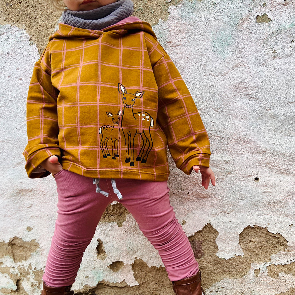 Herbstgrüße Plotterdatei – Rehpaar auf einem senfgelb karierten Hoodie, genäht nach dem Schnittmuster Oversized Pulli
