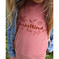 Herbstkind Plotterdatei – rotbrauner Glitzer-Plot mit Blättern auf beerenfarbenem Shirt, dazu eine Jeansjacke