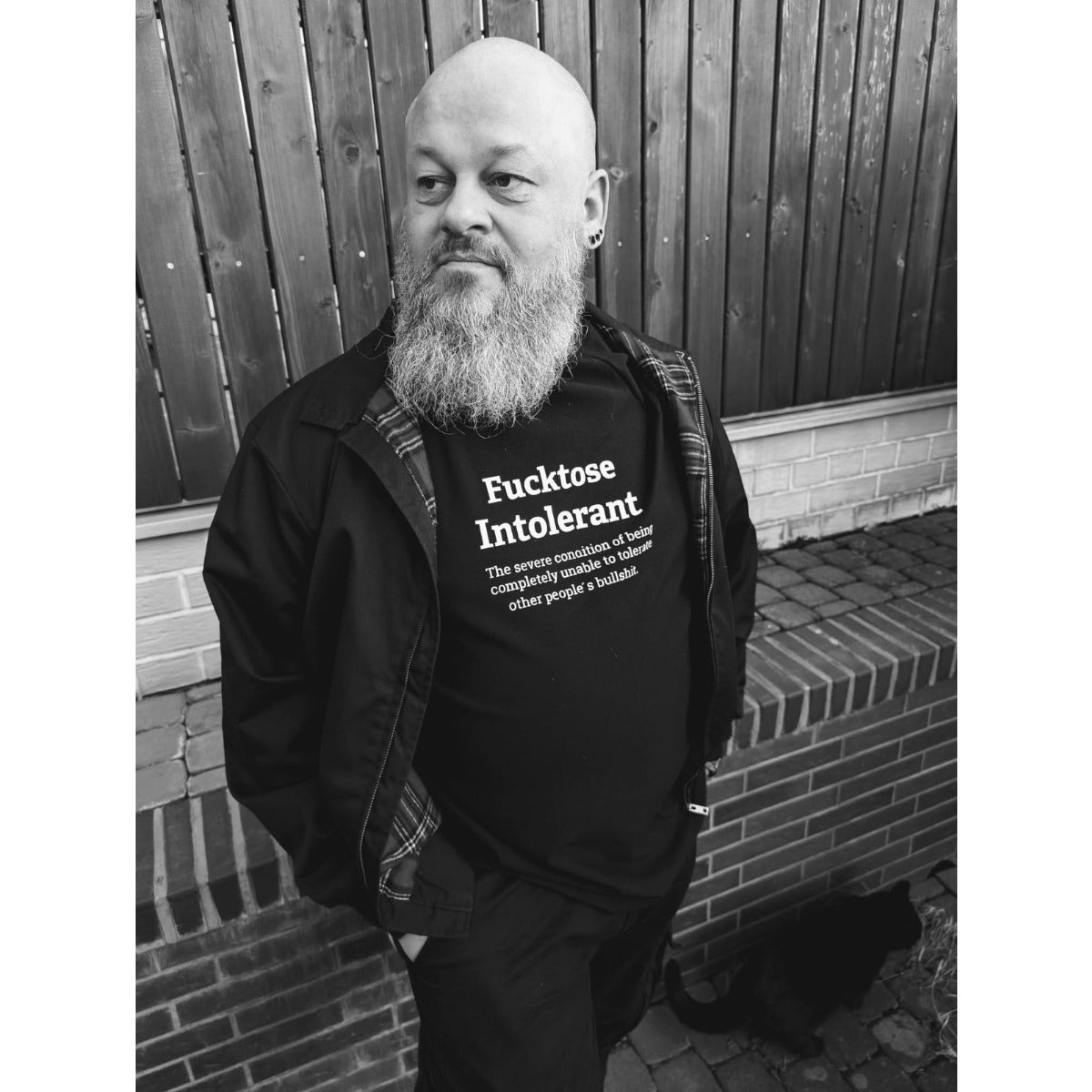 Intolerant Club Plotterdatei – Statement „Fucktose Intolerant“ weiß auf schwarzem Shirt, Mann mit langem Bart, Schwarz-Weiß-Aufnahme