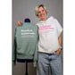 Intolerant Club Plotterdatei – „Mentally on airplane mode“ als Rückenprint auf einem salbeigrünen Pulli und „No bullshit accepted here“ in Pink auf einem weißen Hoodie