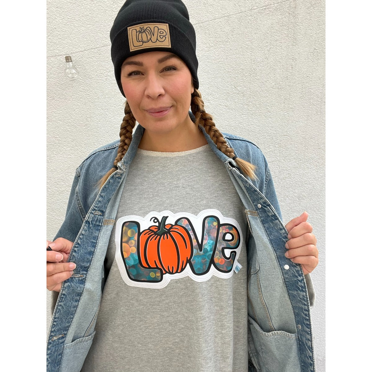 Kürbis Liebe Plotterdatei – großer Love-Plot mit Bokeh-Muster auf grauem Sweatshirt, dazu die Beanie Bernie mit kleinem Love-Label