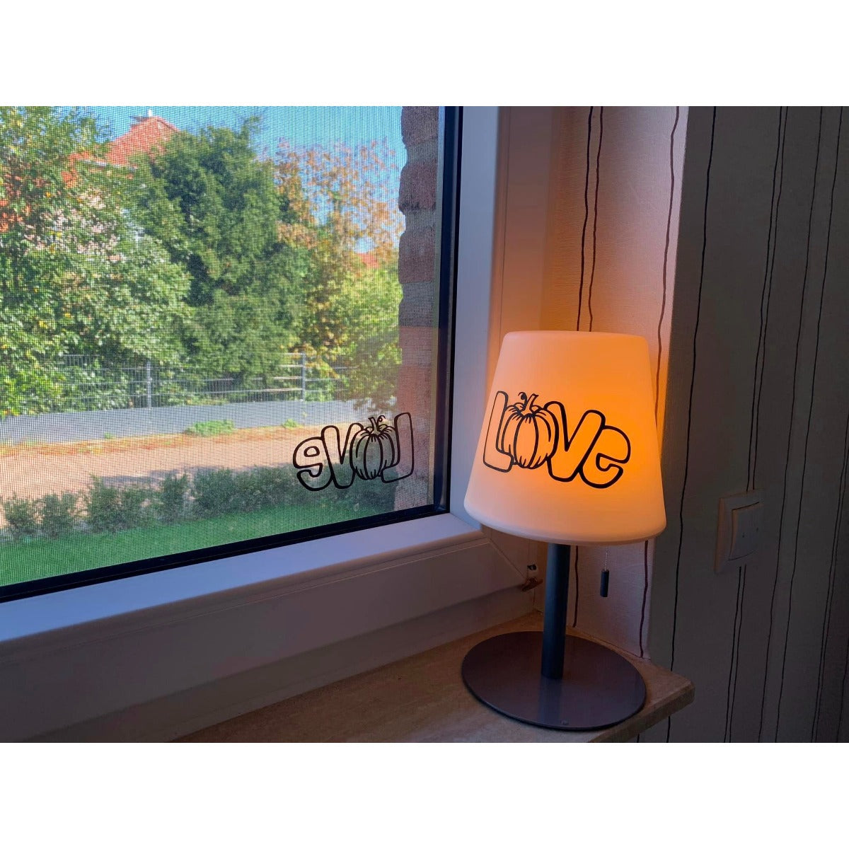 Kürbis Liebe Plotterdatei – Love-Schriftzug auf Lampenschirm und Fensterscheibe, am Fenster spiegelverkehrt geplottet, damit er von außen lesbar ist
