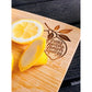 Lemon Squeezy als Lasergravur – Schneidebrett aus Holz mit dem Schriftzug Easy Peasy Lemon Squeezy in Zitronenform, daneben frische Zitronenscheiben