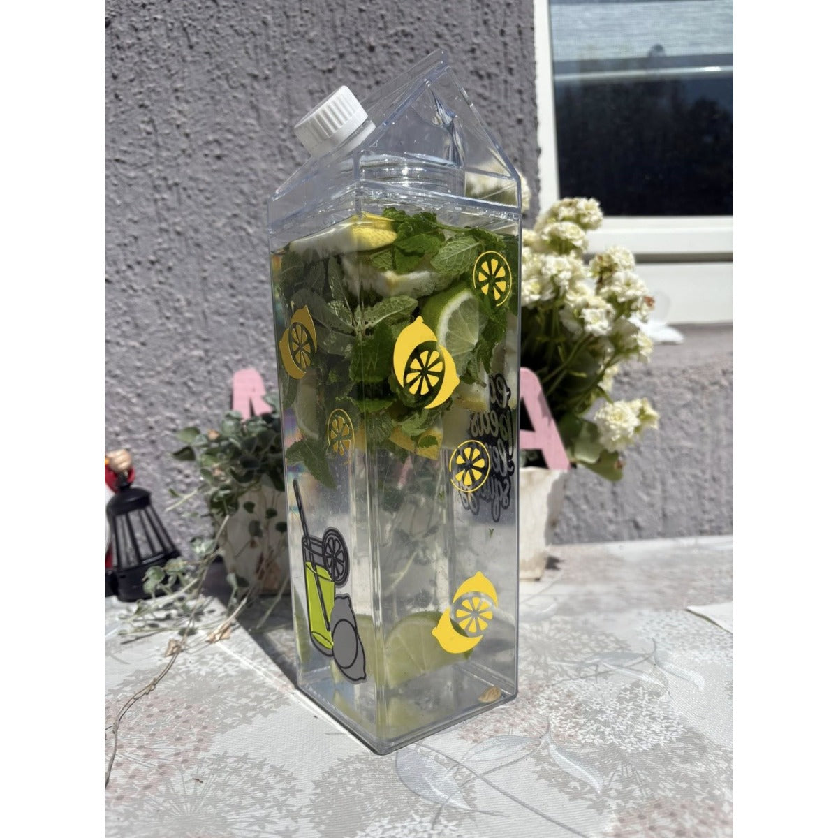Trinkflasche mit Zitronen- und Limonadenglas-Motiven, gefüllt mit Minze und Zitronenscheiben