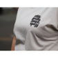 Weißes T-Shirt mit kleinem Brustmotiv – Schriftzug Easy Peasy Lemon Squeezy in Schwarz