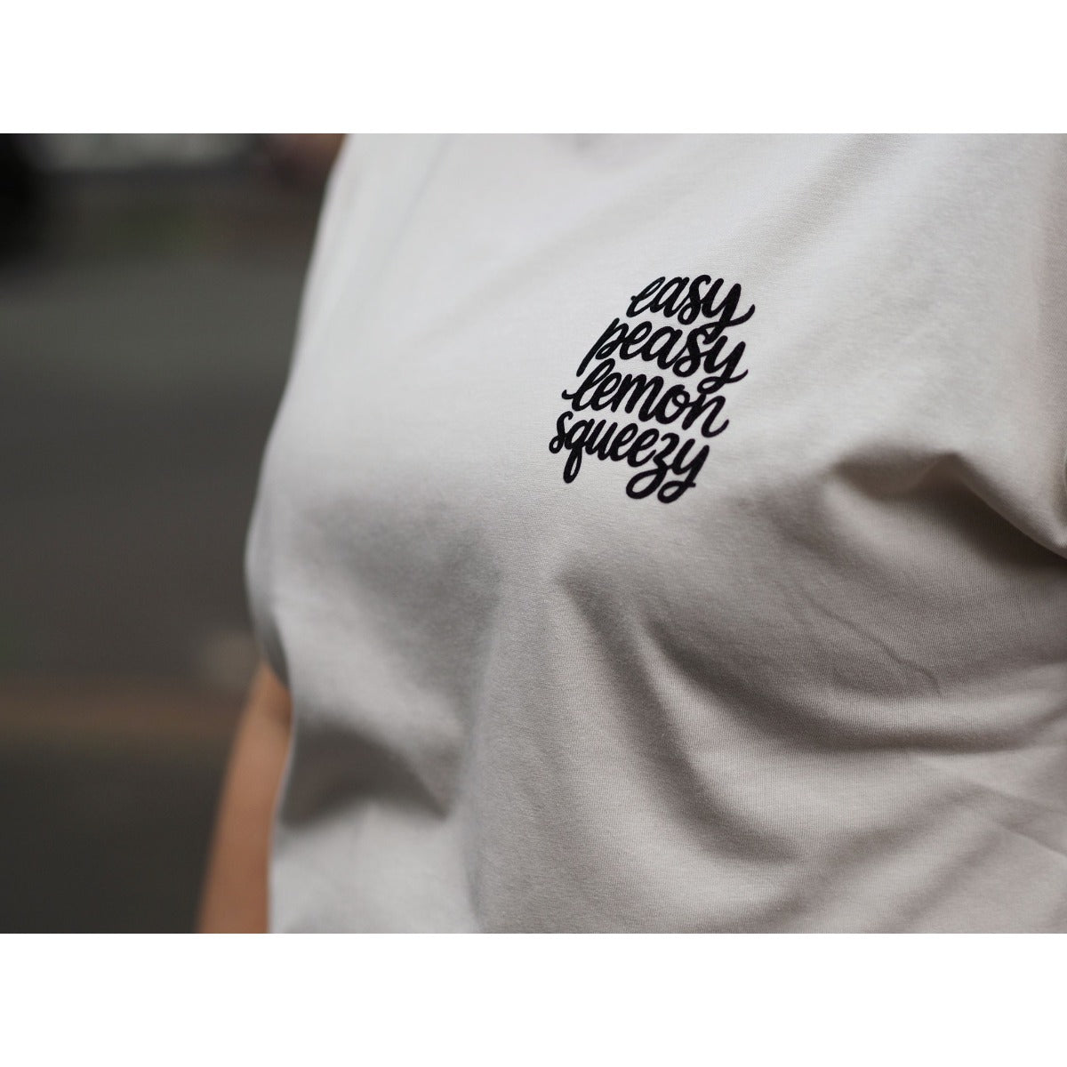 Weißes T-Shirt mit kleinem Brustmotiv – Schriftzug Easy Peasy Lemon Squeezy in Schwarz