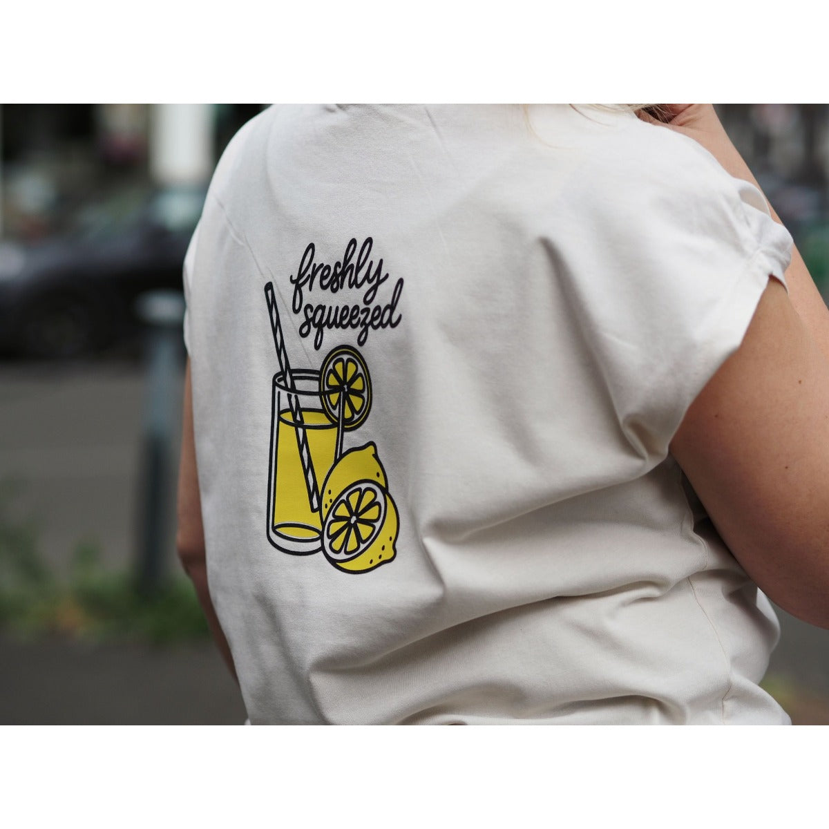 Beiges Oversize-Shirt von hinten mit dem Motiv Freshly Squeezed – Limonadenglas mit Strohhalm und Zitrone