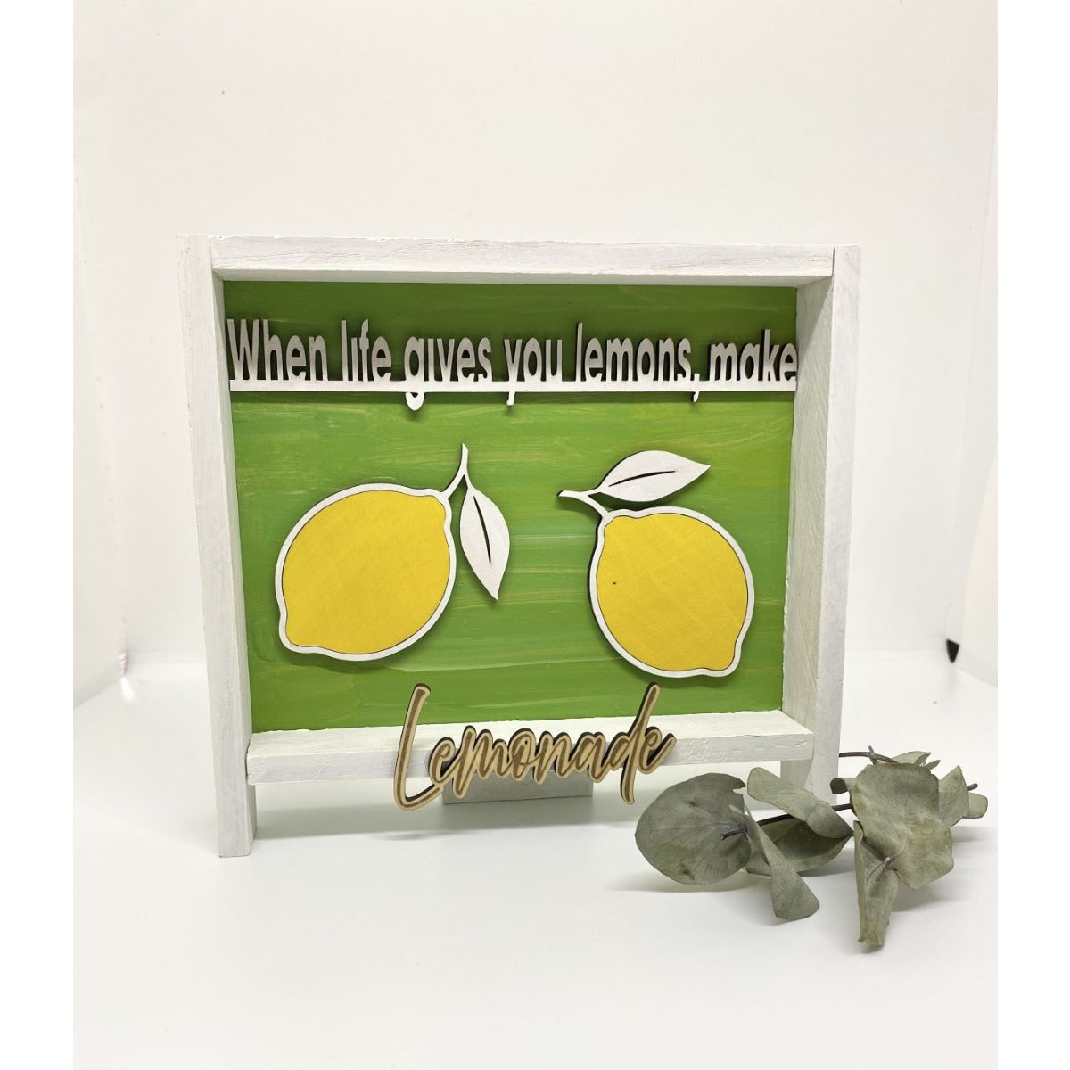 Holzrahmen mit Layer-Motiv – zwei Zitronen auf grünem Grund mit dem Spruch When life gives you lemons, make Lemonade