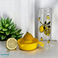 Glasflasche mit Zitronenmotiven und Schriftzug Easy Peasy Lemon Squeezy neben einer gelben Zitronenpresse