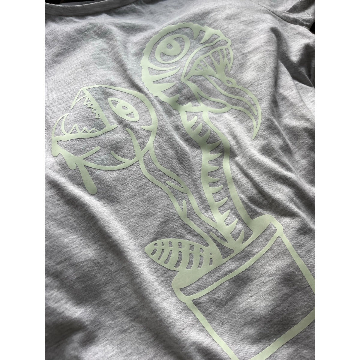 Plotterdatei Lottis Halloween Pflanzen – graumeliertes Shirt mit großem Pflanzenmotiv in nachtleuchtender Folie