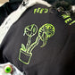 Plotterdatei Lottis Halloween Pflanzen – schwarzes Shirt mit grünem Pflanzenmotiv und FEED-ME-Schriftzug, dekoriert mit Spinnen und Glupschauge