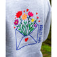 Plotterdatei Love Letters – buntes „Love Letter“-Motiv auf grauem Pulli getragen