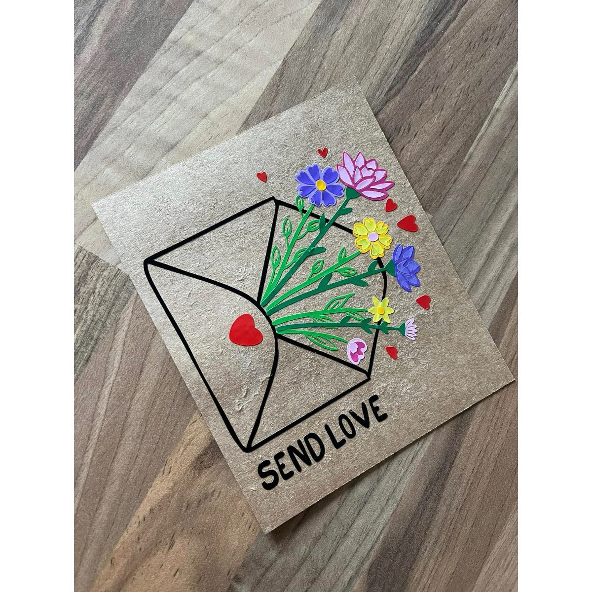 Plotterdatei Love Letters – Briefumschlag mit Blumen und „Send Love“ auf Stoff
