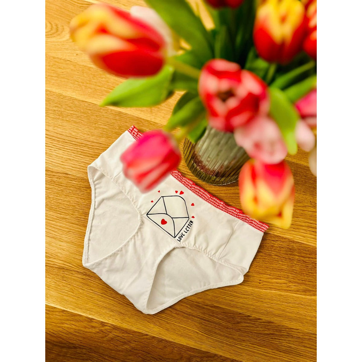 Plotterdatei Love Letters – kleines Briefmotiv auf einem Slip neben Tulpen