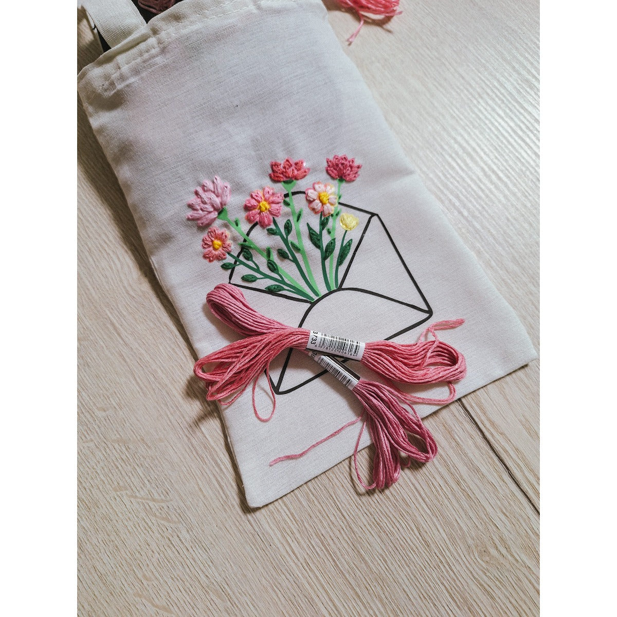 Plotterdatei Love Letters – Blumenstrauß-Motiv auf einem Beutel mit roter Schleife
