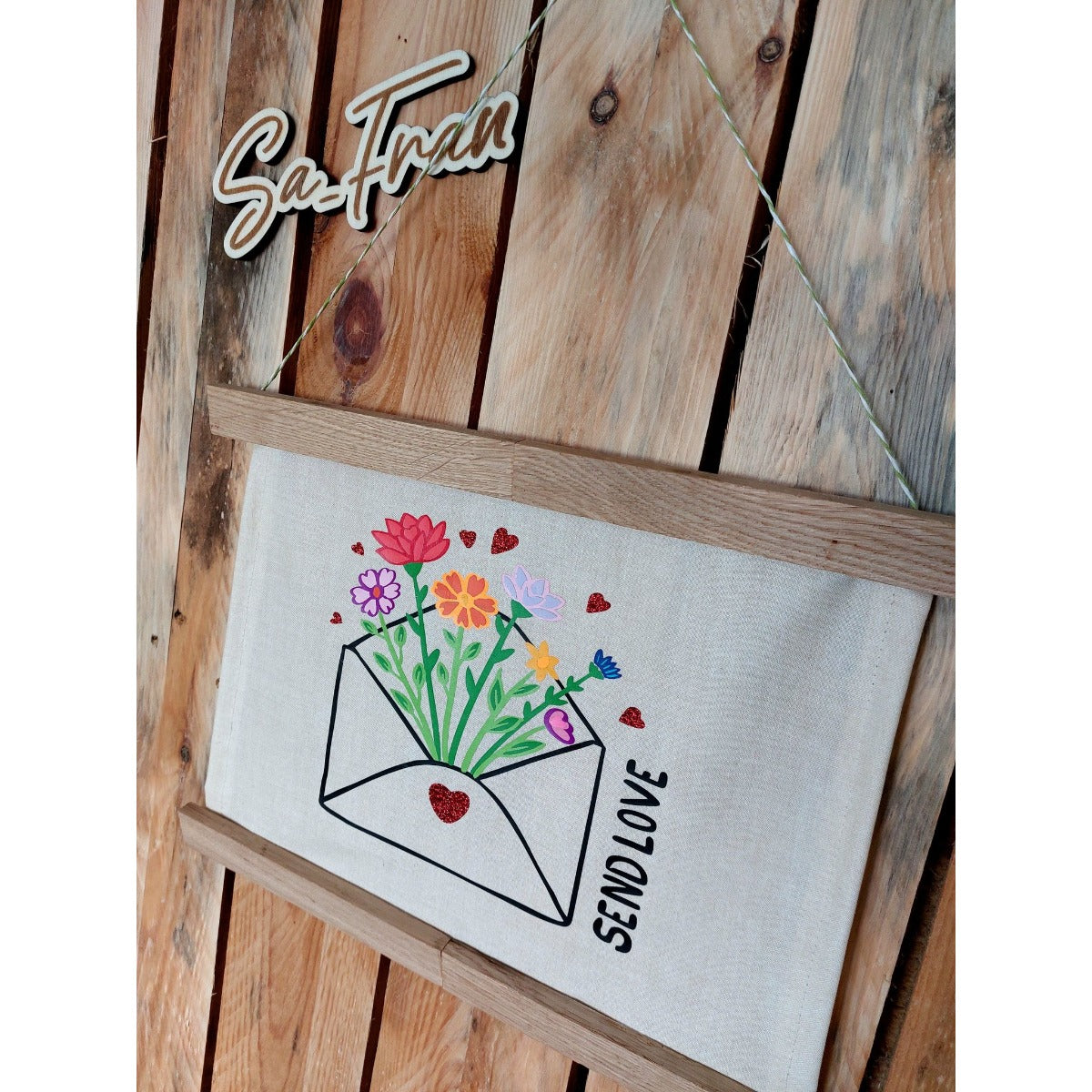Plotterdatei Love Letters – Motiv „Send Love“ auf einem Leinenbild vor Holzwand
