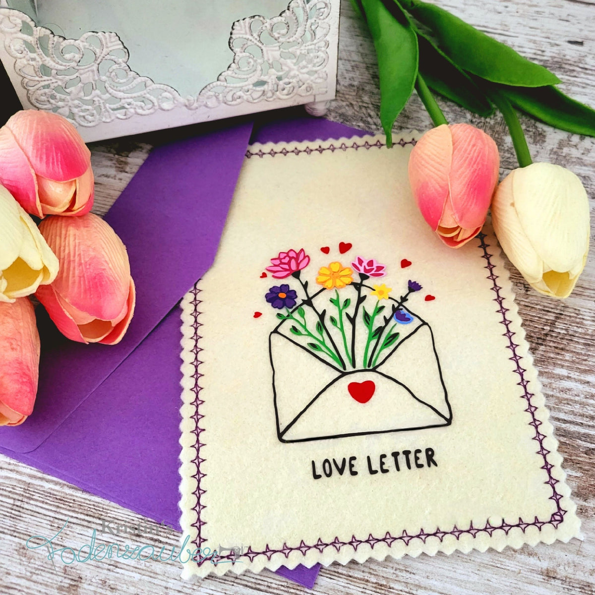Plotterdatei Love Letters – „Love Letter“ auf heller Karte mit lila Umschlag und Tulpen