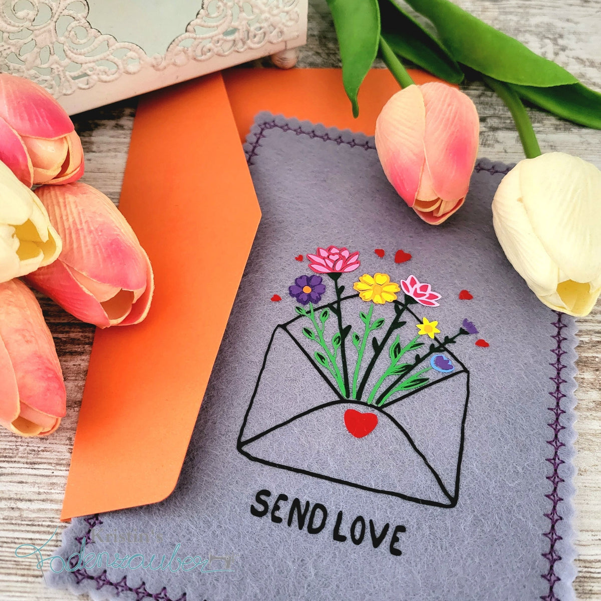 Plotterdatei Love Letters – „Send Love“ auf grauem Filz mit orangem Umschlag und Tulpen