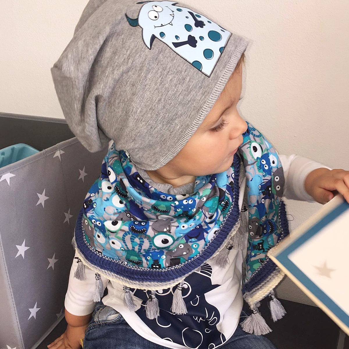 Plotterdatei Monsterbande – graue Beanie mit blauem Monster, dazu Halstuch und Shirt mit Monster-Motiv