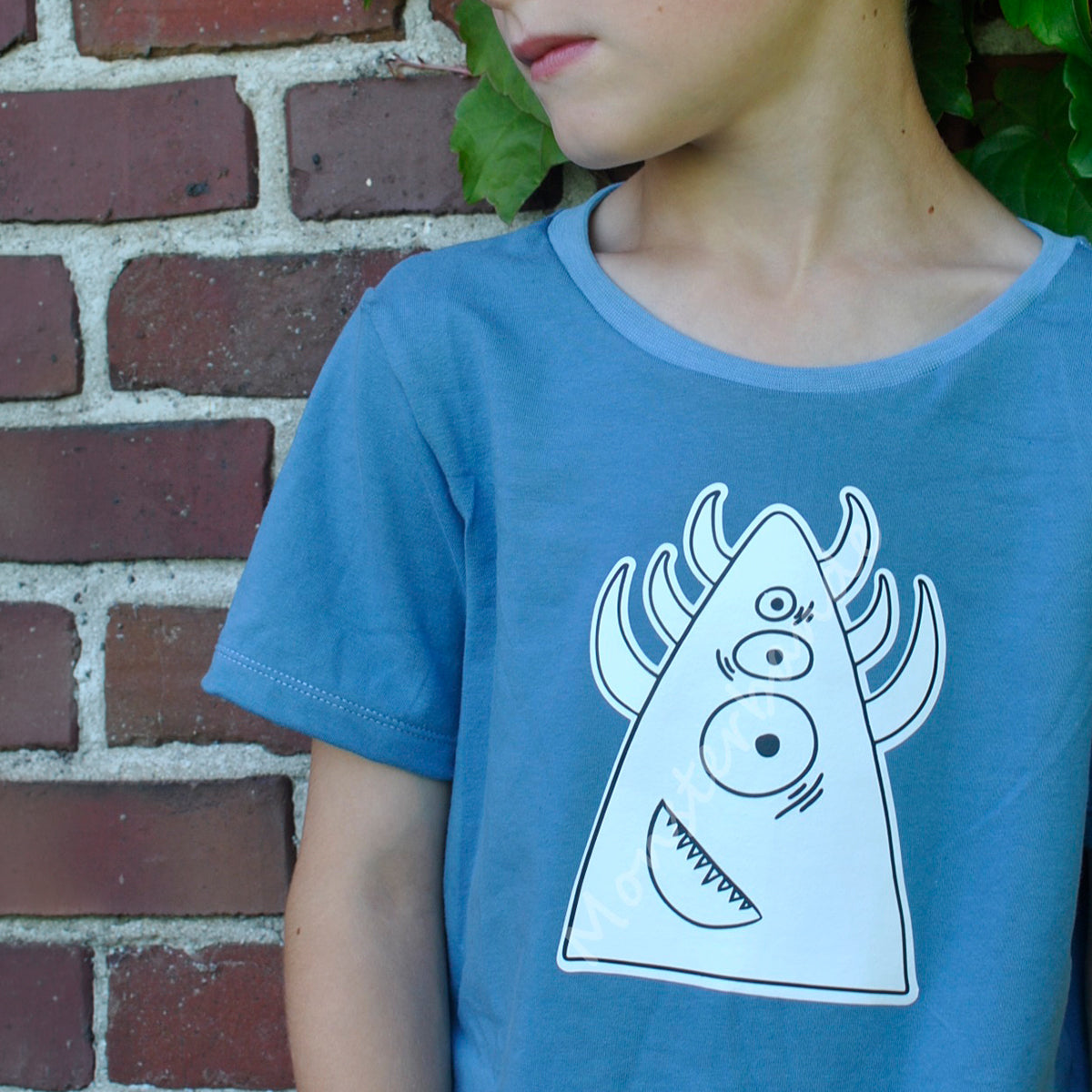 Plotterdatei Monsterbande – weißes Monster mit drei Augen und sechs Hörnern auf blauem T-Shirt