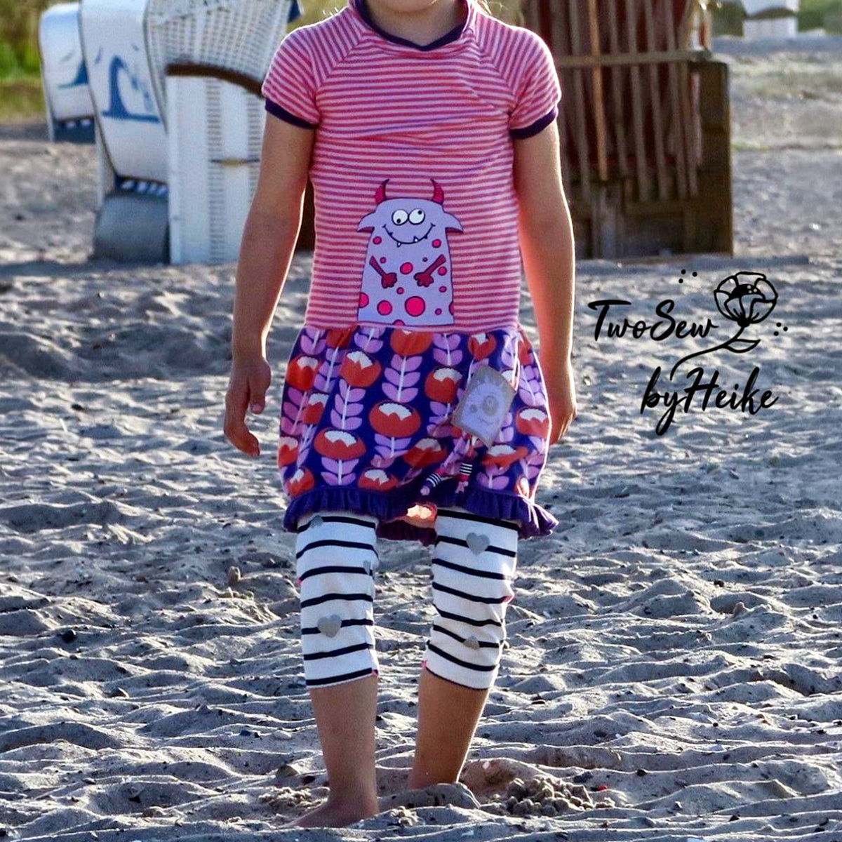 Plotterdatei Monsterbande – Monster mit Streifenhörnern und Kreisen in Lila und Pink auf einem Kleid am Strand