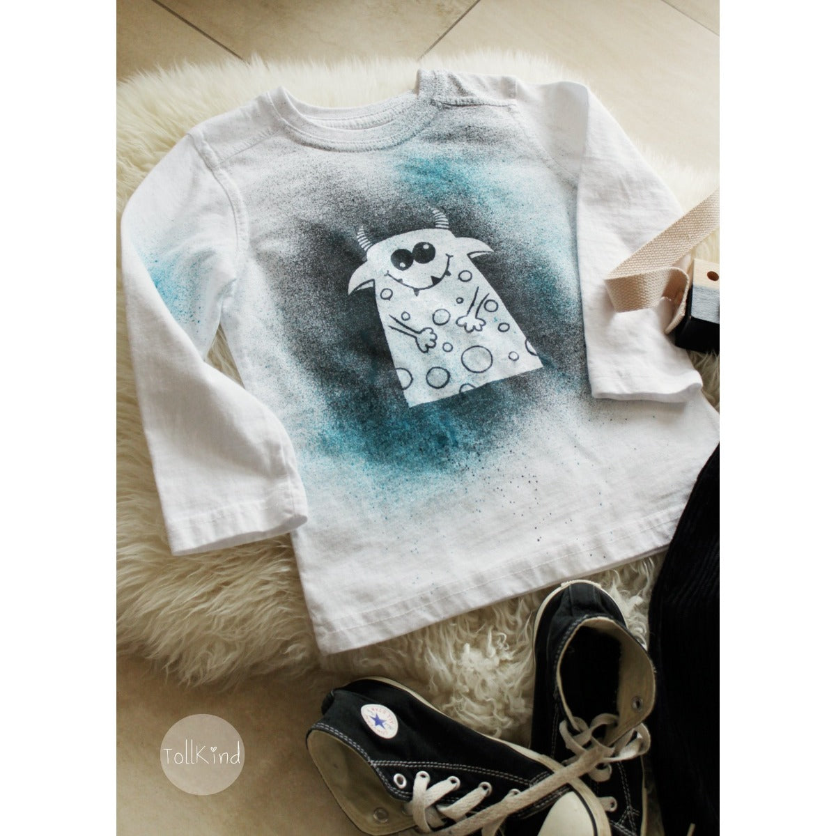 Plotterdatei Monsterbande – zwei bunte Monster auf rosa Shirt, dazu Zackenmütze mit Monsterauge