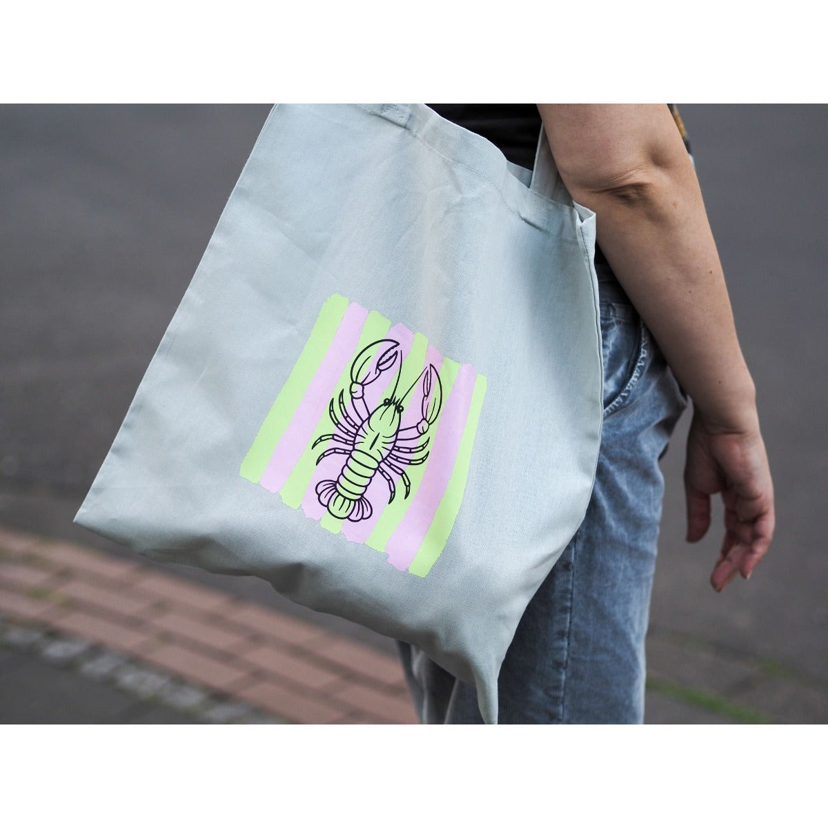 Hellblaue Stofftasche mit Hummer der Plotterdatei Sea Life auf grün-rosa Streifen