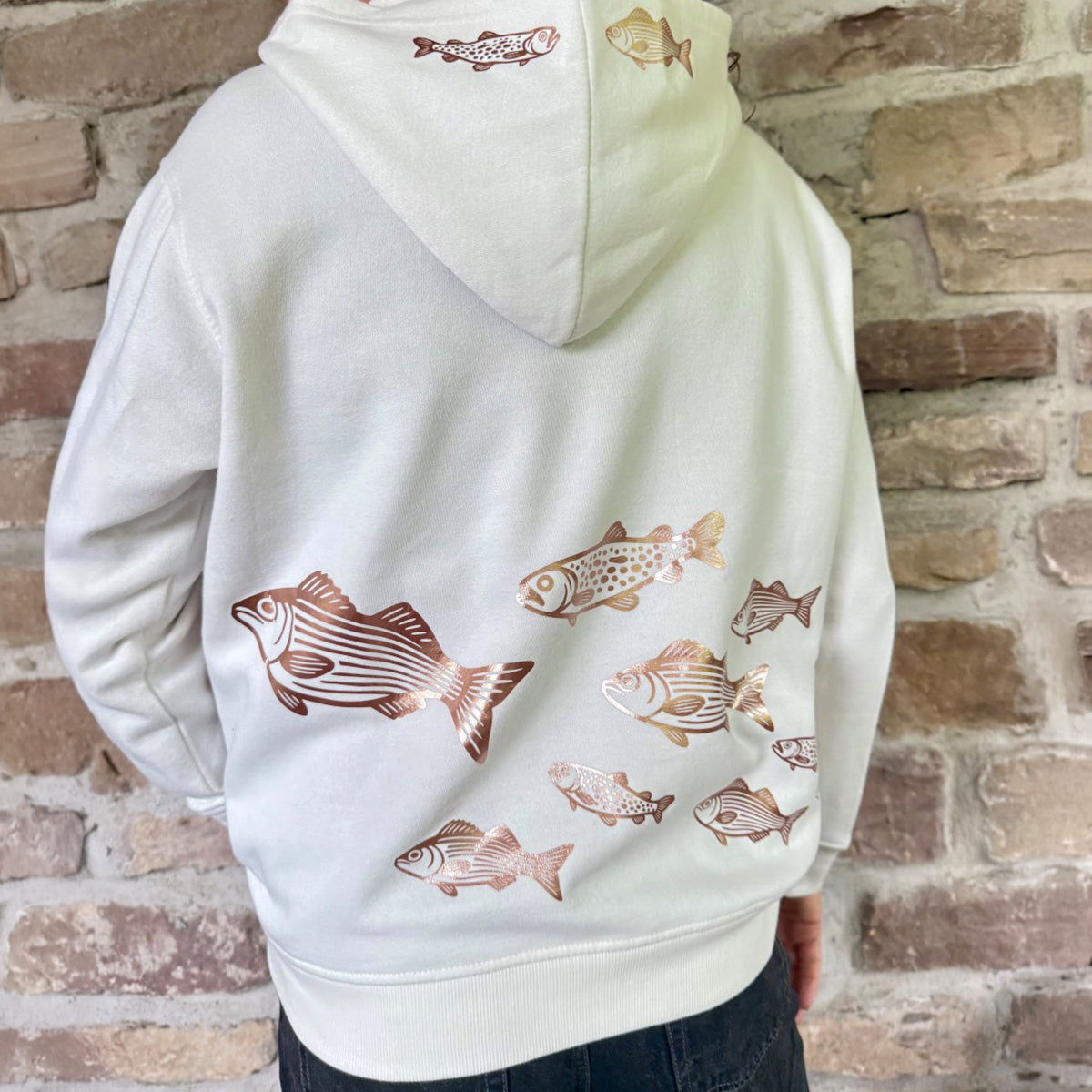 Weißer Hoodie von hinten mit Fischschwarm der Plotterdatei Sea Life in Kupfer-Metallicfolie