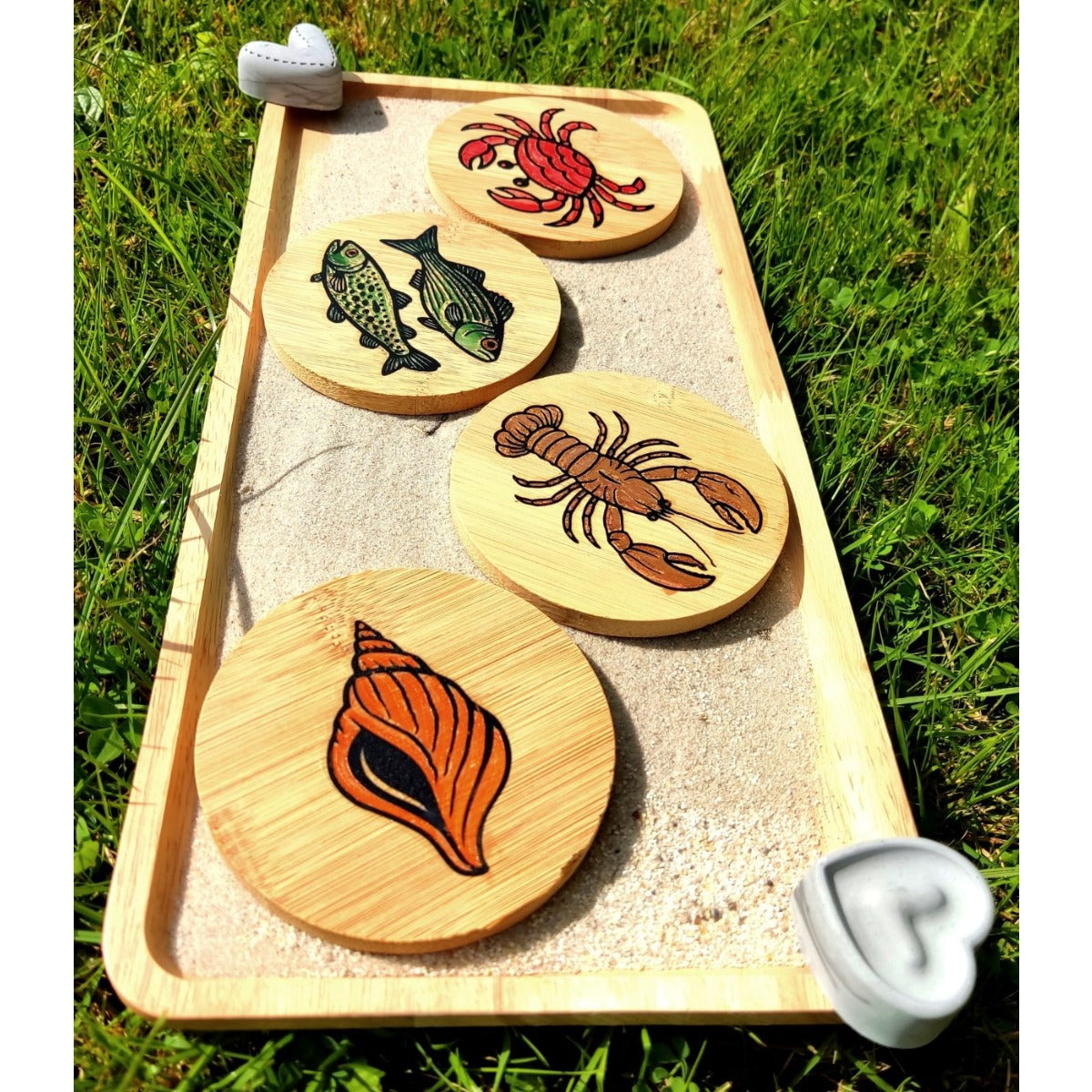 Runde Bambus-Untersetzer mit gelaserten Motiven der Plotterdatei Sea Life – Krebs, Fische, Hummer und Muschel