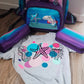 Graues Kinder-T-Shirt der Plotterdatei Sea Life mit Seepferdchen, Seestern und Qualle, daneben passender Schulranzen und Federmäppchen