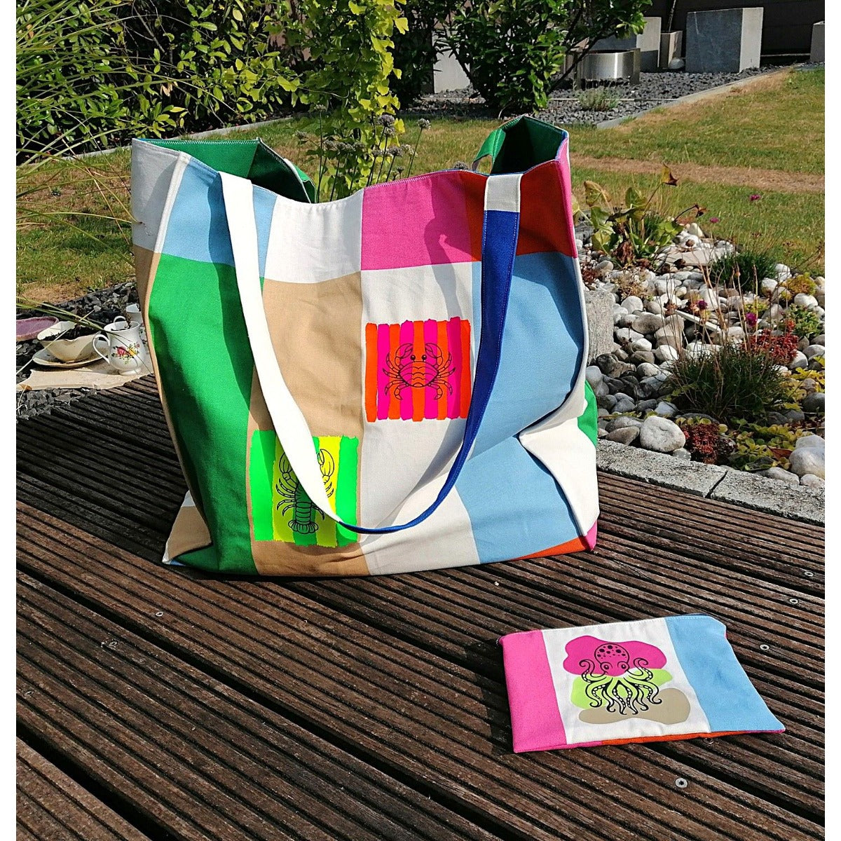 Bunte Patchwork-Strandtasche mit Hummer, Krebs und Kraken der Plotterdatei Sea Life im Garten