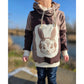 Kind im braunen Hoodie mit großer Hasen-Applikation auf der Vorderseite