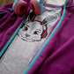 Grauer Hoodie mit Hasenmotiv in Glitzerfolie und pinkem Innenfutter, daneben echte Kopfhörer