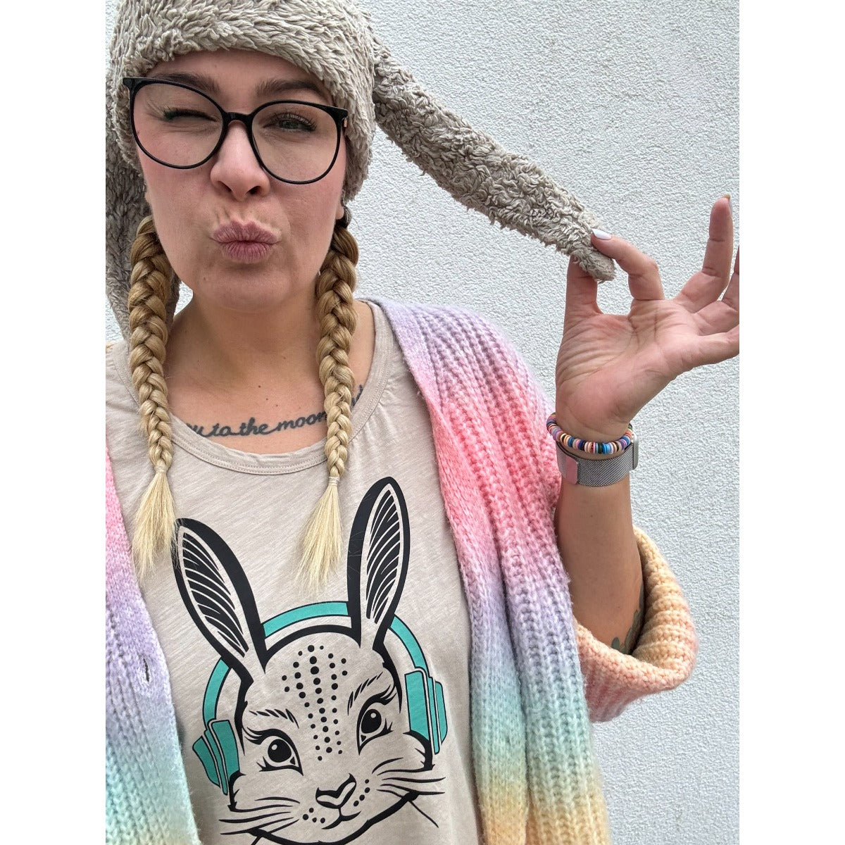Damenshirt mit Hasenkopf und türkisen Kopfhörern, dazu ein pastellfarbener Cardigan