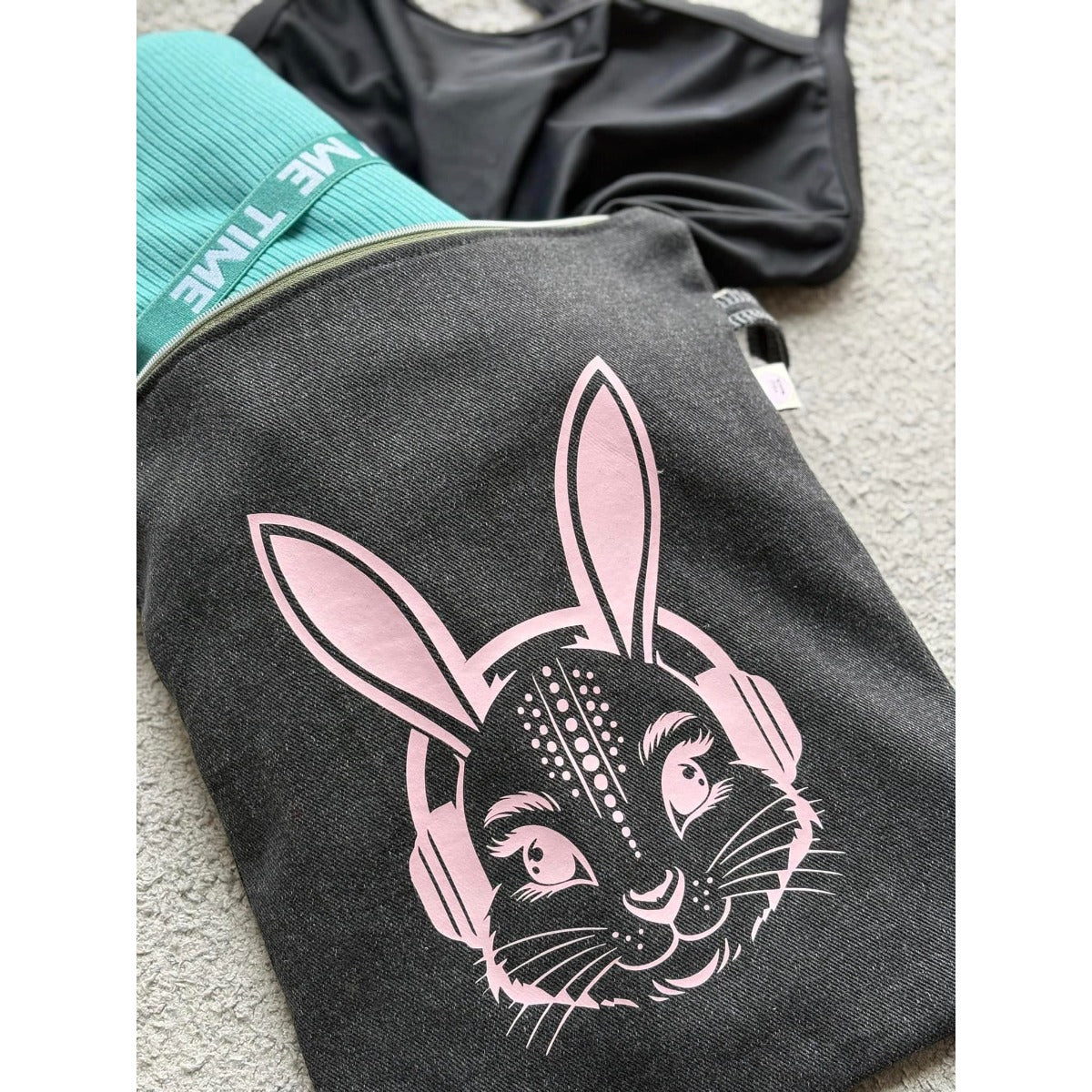 Dunkelgraue Stofftasche mit dem Hasenmotiv in Rosa