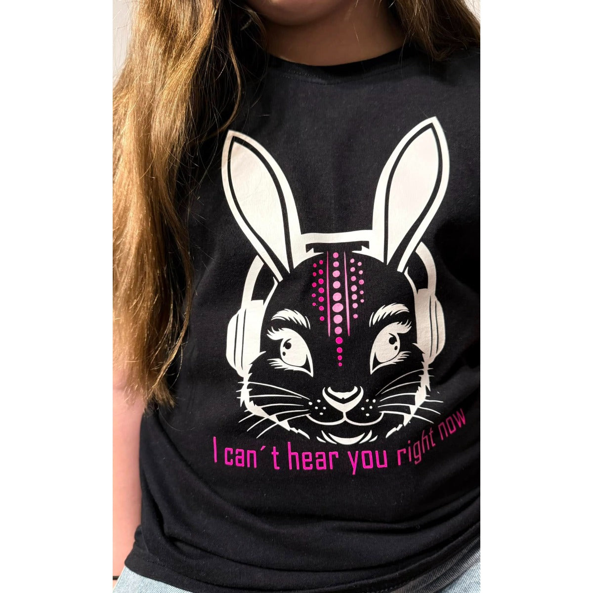 Schwarzes Sweatshirt mit weißem Hasenkopf und dem Spruch I can´t hear you right now