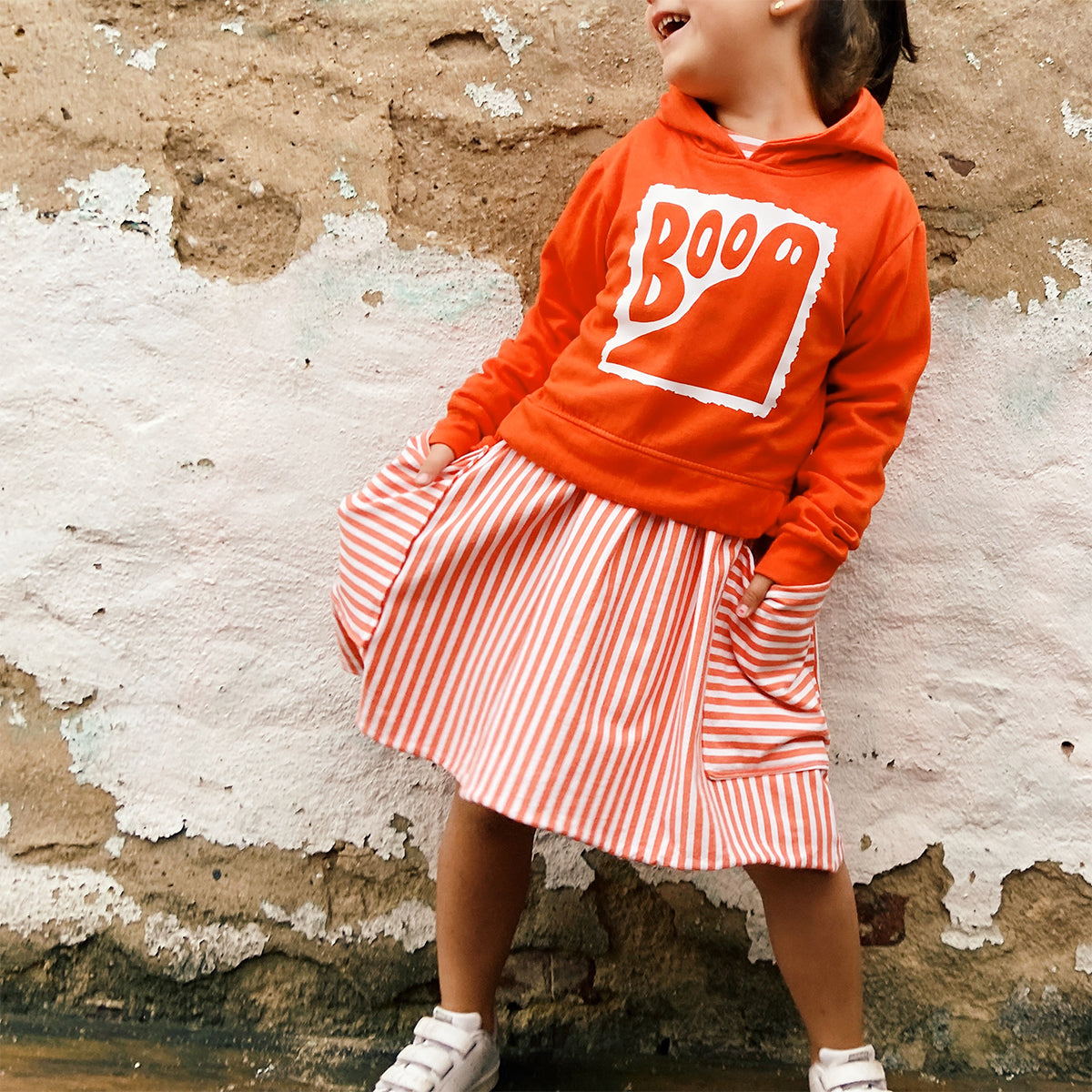 Plotterdatei Spooky Ghosts – oranger Hoodie mit weißem BOO-Motiv im gerissenen Rahmen, kombiniert mit gestreiftem Rock