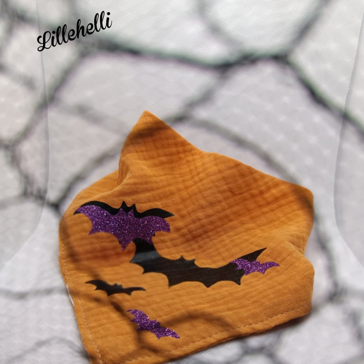 Plotterdatei Spooky Ghosts – ockerfarbenes Musselin-Halstuch mit Fledermäusen in Schwarz und lila Glitzerfolie