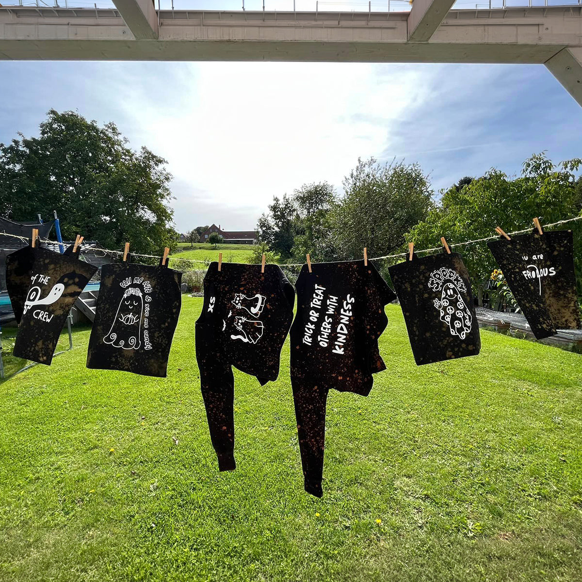 Plotterdatei Spooky Ghosts – gebleichte schwarze Shirts und Hosen auf der Wäscheleine, verschiedene Motive in weißer Folie