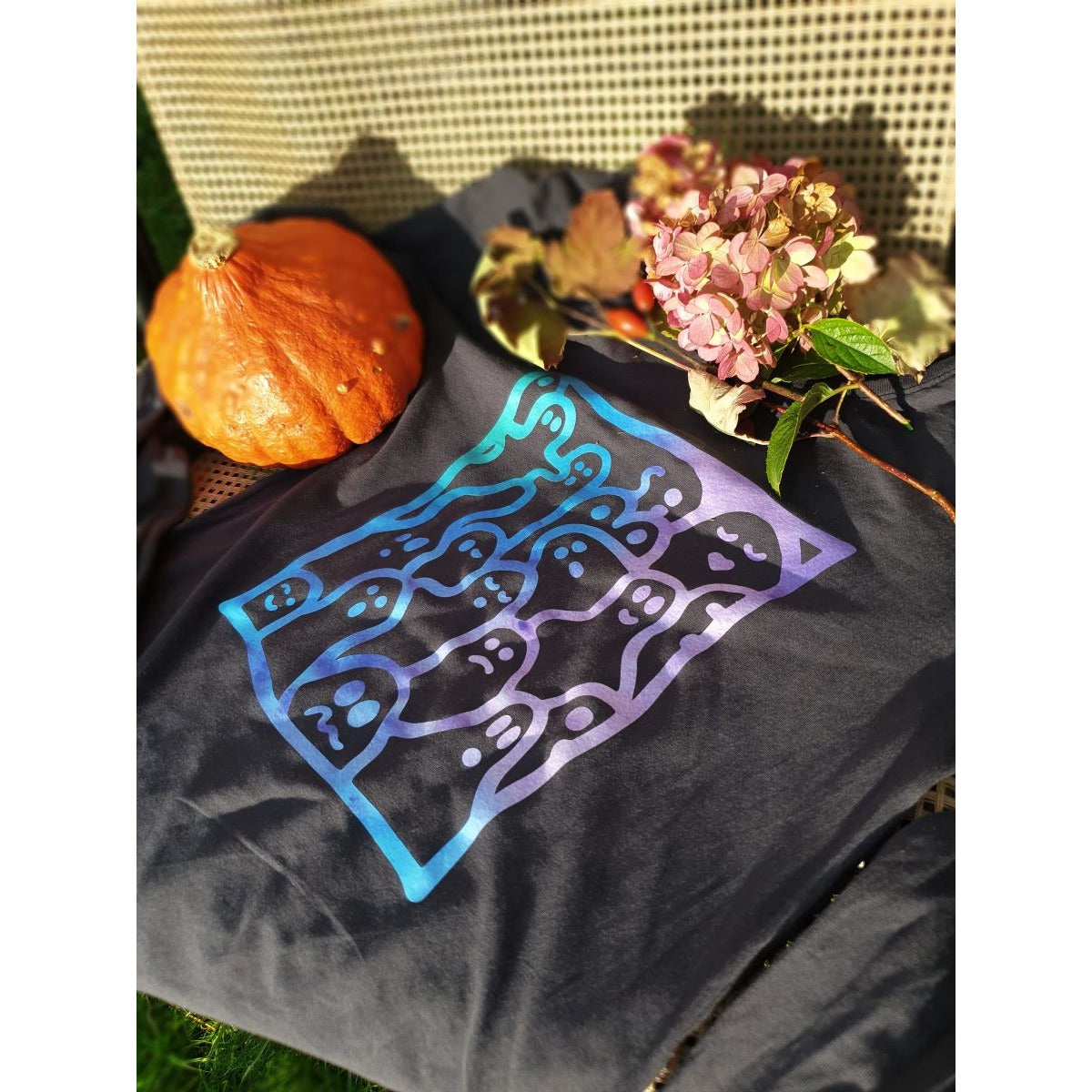 Plotterdatei Spooky Ghosts – dunkles Shirt mit vielen Geistern im Quadrat in blau-lila Farbverlaufsfolie, dekoriert mit Kürbis und Hortensie