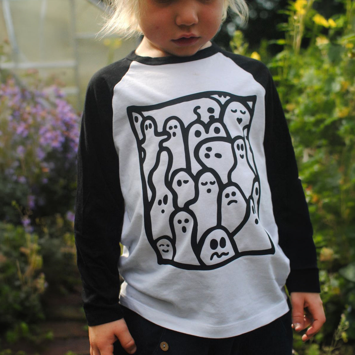 Plotterdatei Spooky Ghosts – schwarz-weißes Raglan-Langarmshirt am Kind mit vielen Geistern im Quadrat, schwarze Flexfolie