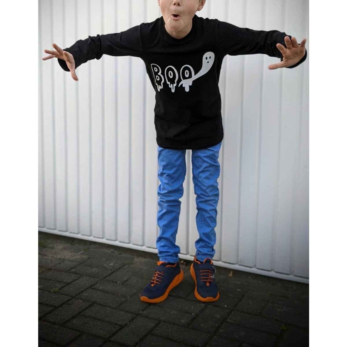 Plotterdatei Spooky Ghosts – schwarzes Langarmshirt am Jungen mit weißem BOO-Schriftzug im Drip-Look und Geist