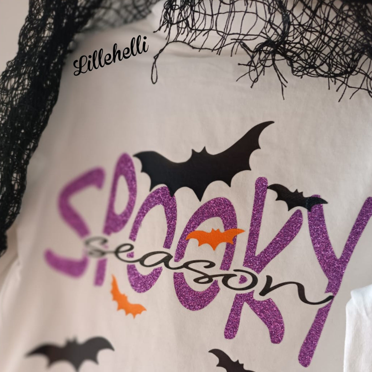 Plotterdatei Spooky Ghosts – weißes Shirt mit Schriftzug SPOOKY season in lila Glitzerfolie und Fledermäusen in Schwarz und Orange