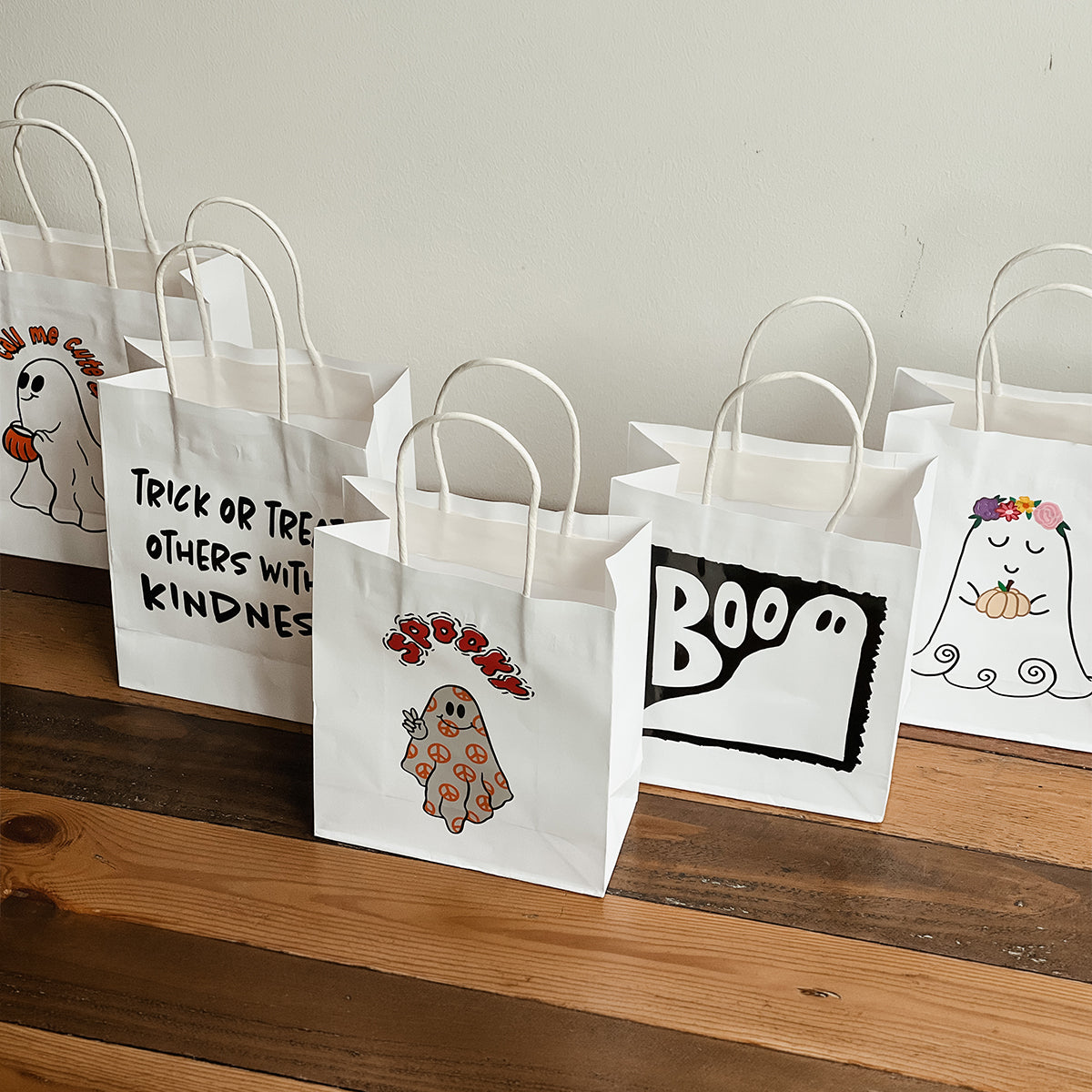 Plotterdatei Spooky Ghosts – weiße Papiertüten mit verschiedenen Geister-Motiven und Sprüchen als Halloween-Give-away