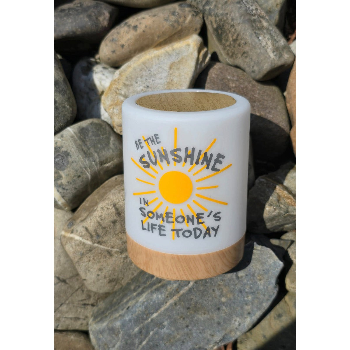Weißes Windlicht mit Plotterdatei „Be the Sunshine in Someone's Life Today" und Sonnenmotiv